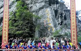 全球网红穿越仙侠世界，仙门奇峡带你御风飞行、竹筏漂流！
